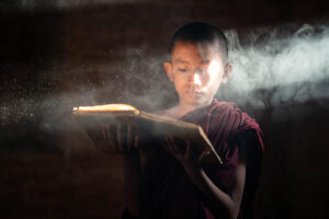 Myanmar Bagan Novize illuminiert